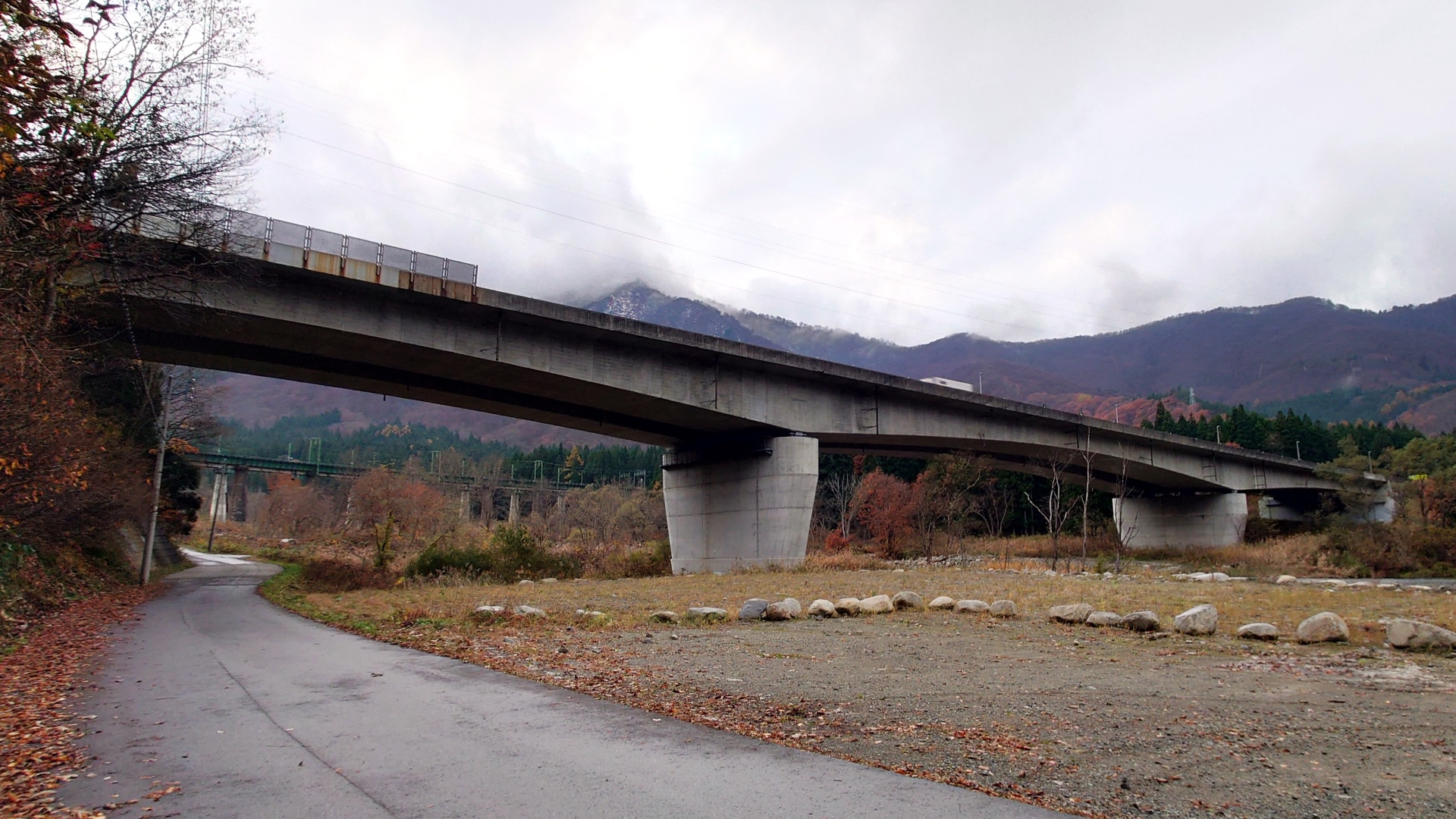 新潟県湯沢町にある関越自動車道の毛渡沢橋