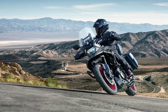 迷彩登場！「Vストローム1050」「Vストローム1050DE」2027年モデルが海外発表 新色&新グラフィックを採用