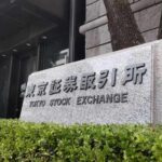 日経平均が一時900円超下落、6万5000円割れから反発した背景