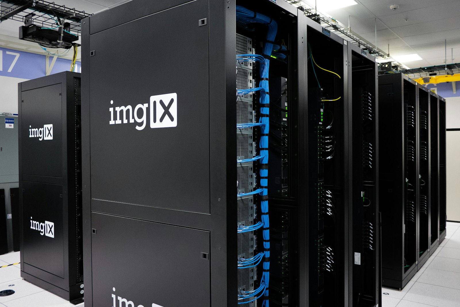 日本企業のAI導入をイメージしたコンピューターとデータ環境