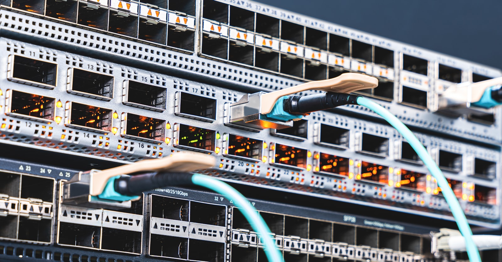 生成AIのルールとデータ管理をイメージしたサーバー設備