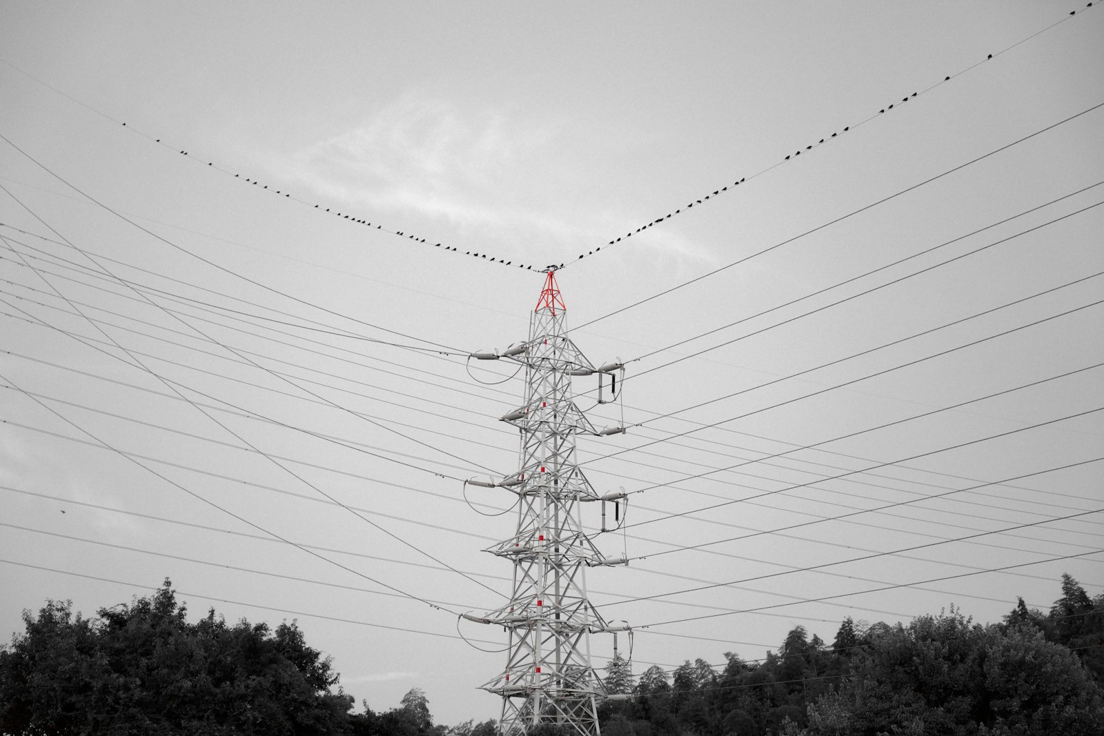 電気料金とエネルギーコストをイメージした日本の送電線