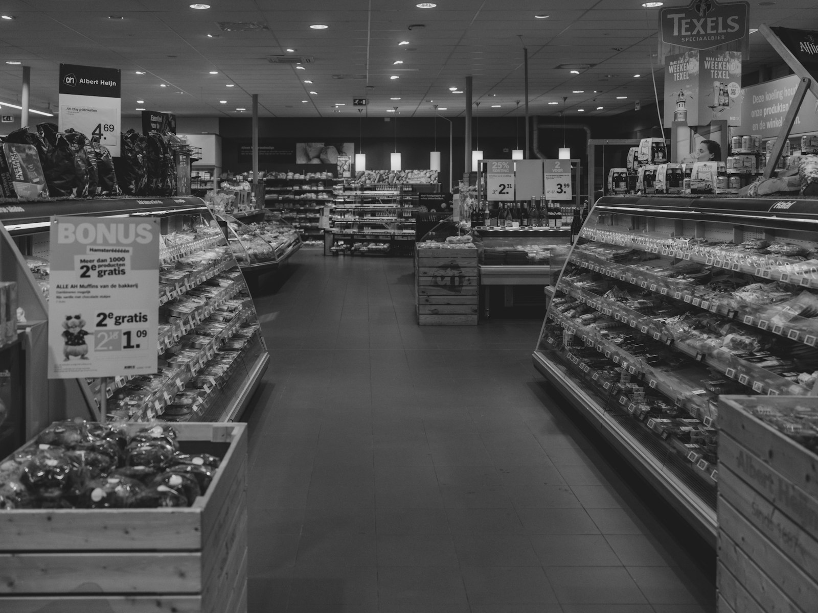 食品値上げと家計をイメージしたスーパーマーケットの売り場