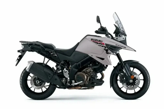 迷彩登場！「Vストローム1050」「Vストローム1050DE」2027年モデルが海外発表 新色&新グラフィックを採用