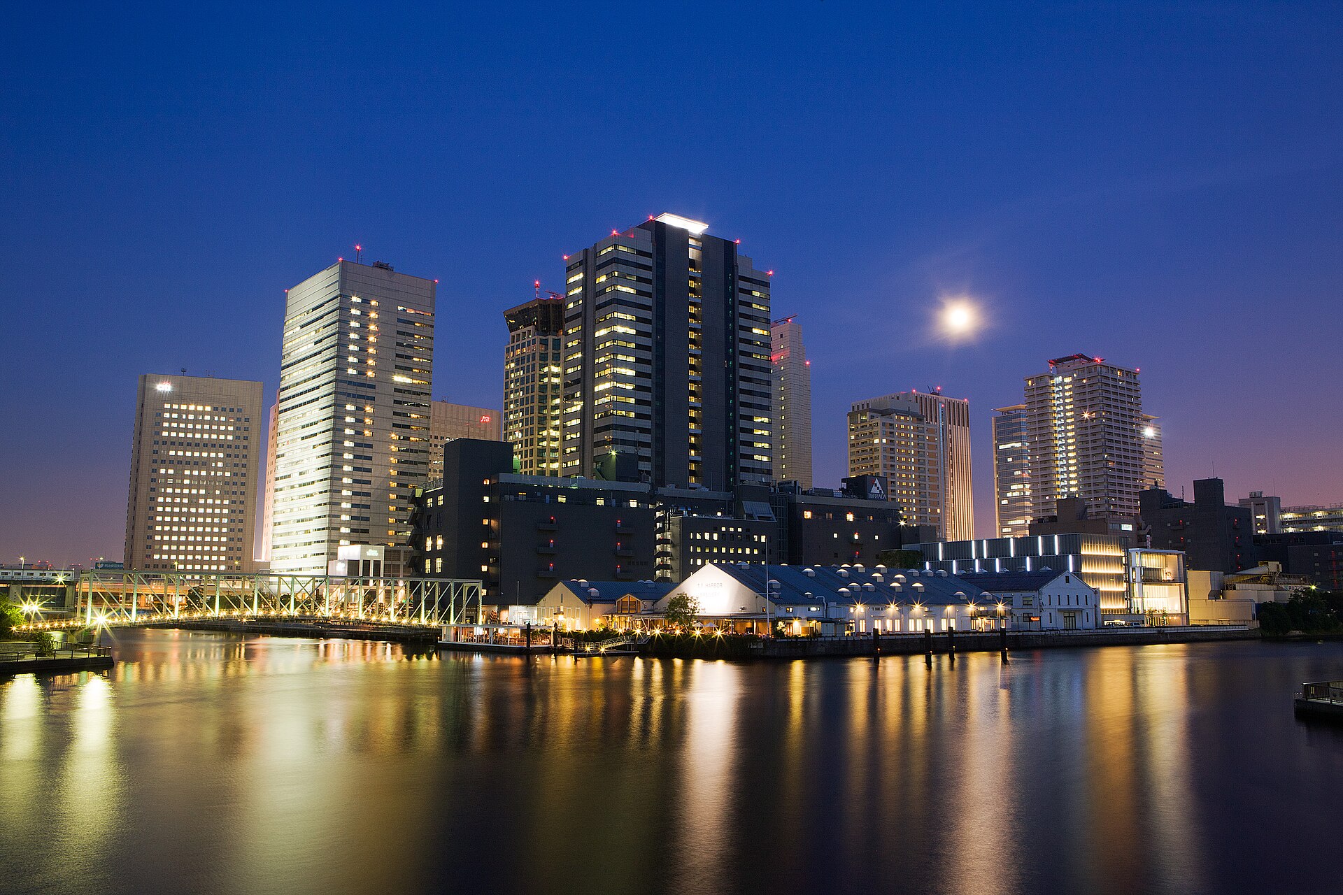 東京・天王洲の倉庫群を含む湾岸の夜景