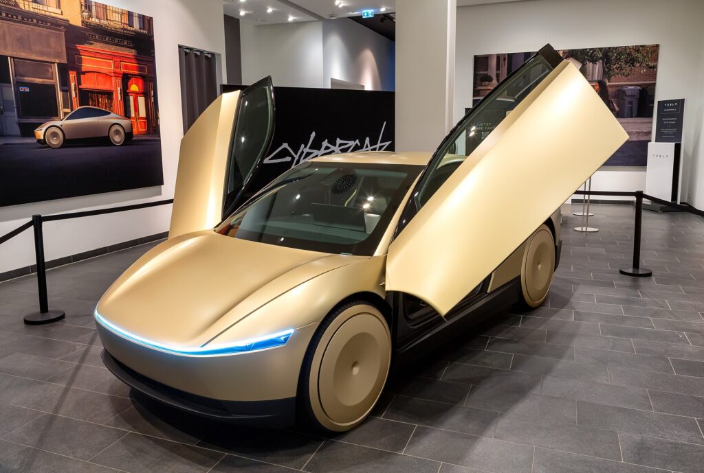 Tesla Cybercab日本初公開、9月11日から青山—大阪・名古屋・新宿の展示日程と注意点