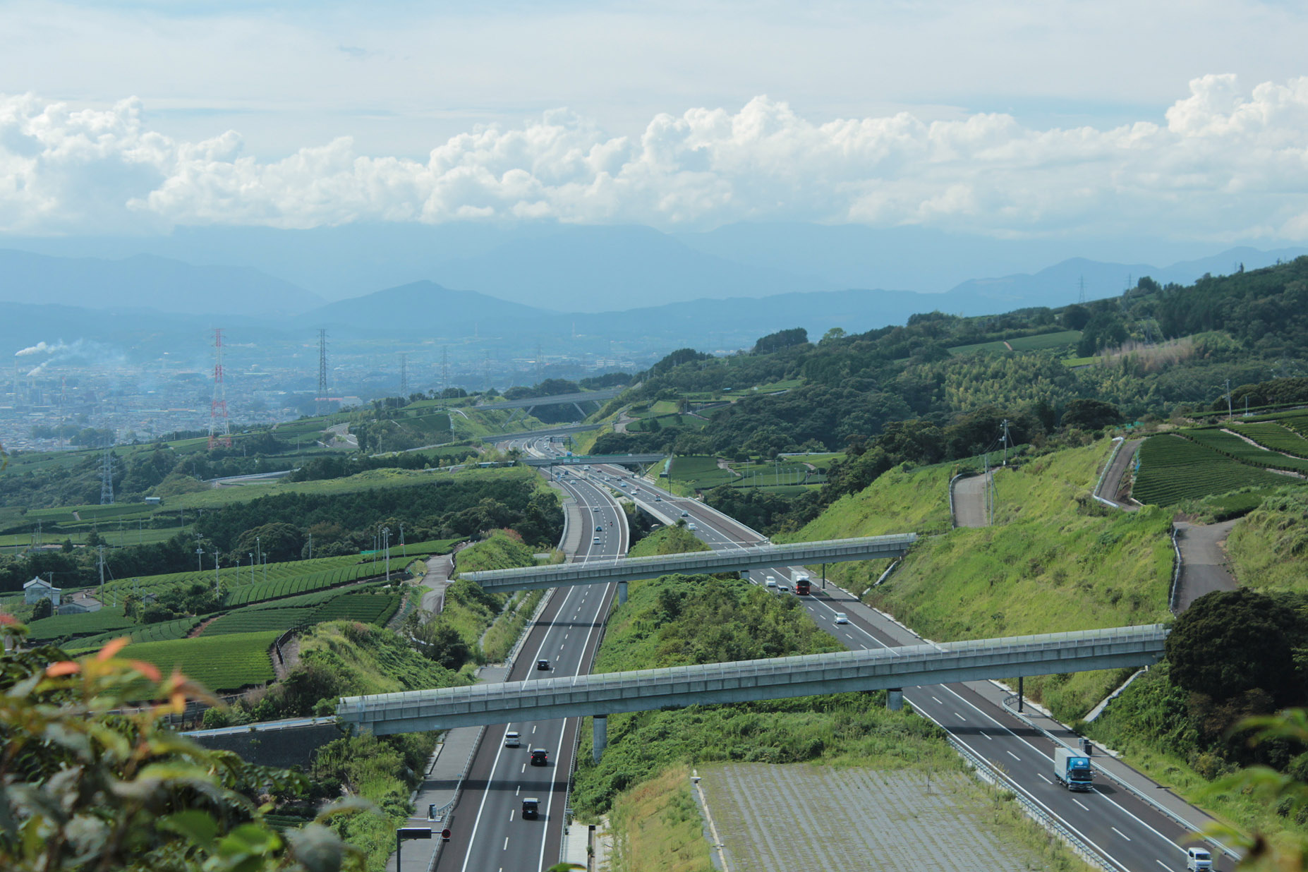 新東名高速道路の走行風景