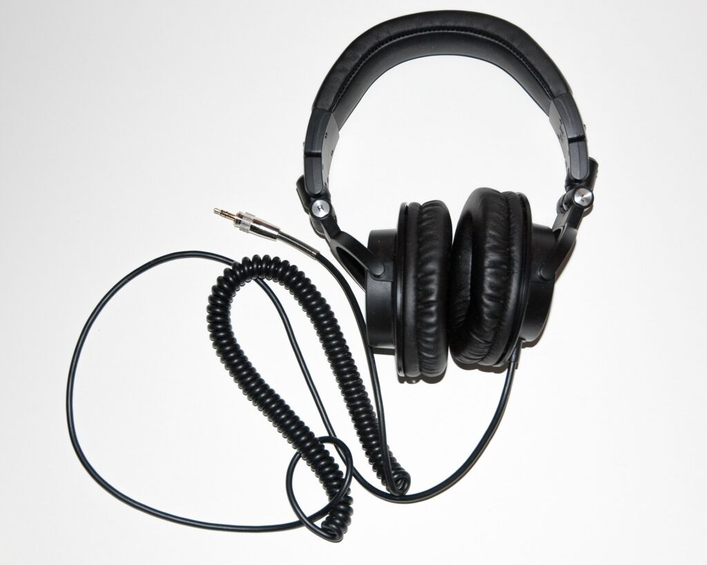 Qobuz、AI生成楽曲に識別タグ—全再生の0.38％、おすすめ除外と不正対策を整理
