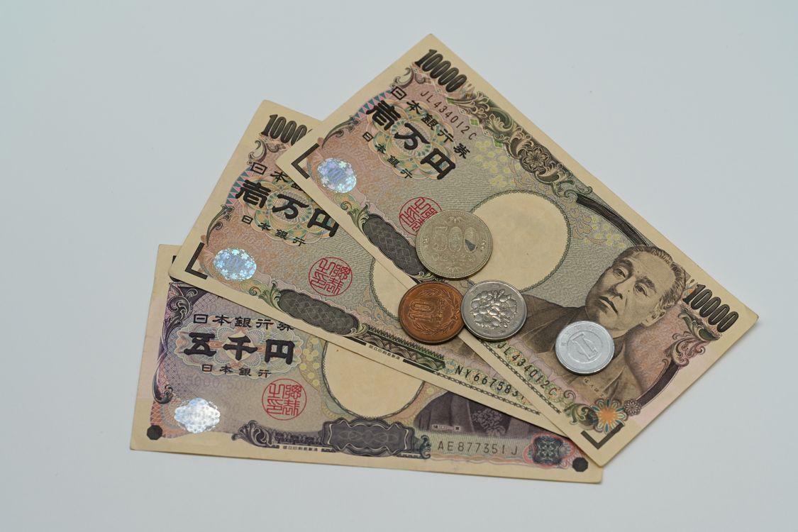 日本円の紙幣と硬貨。国内ETFを少額単位で売買する場面をイメージした写真