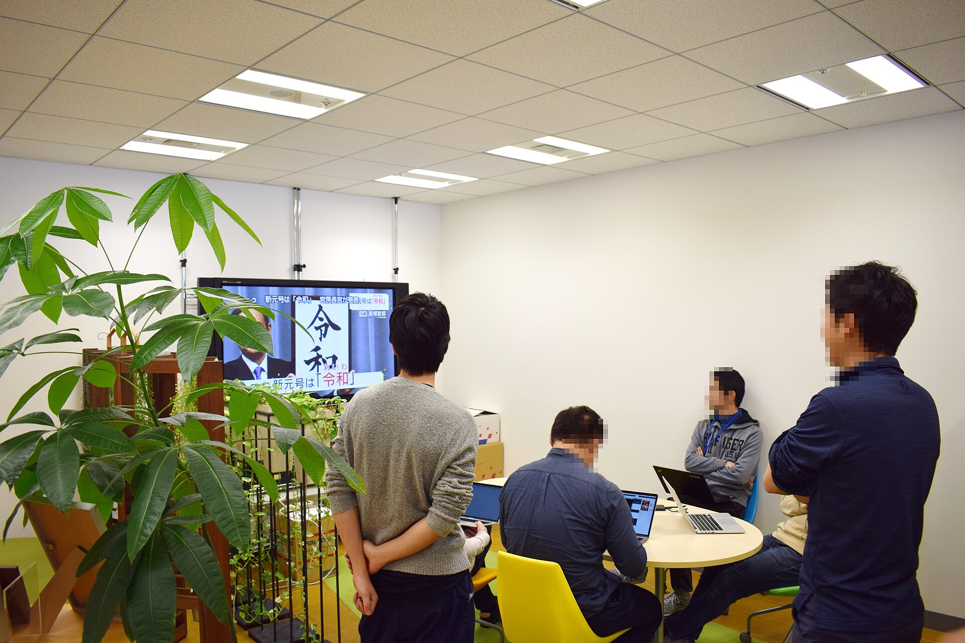 日本のオフィスで働く人々の参考画像
