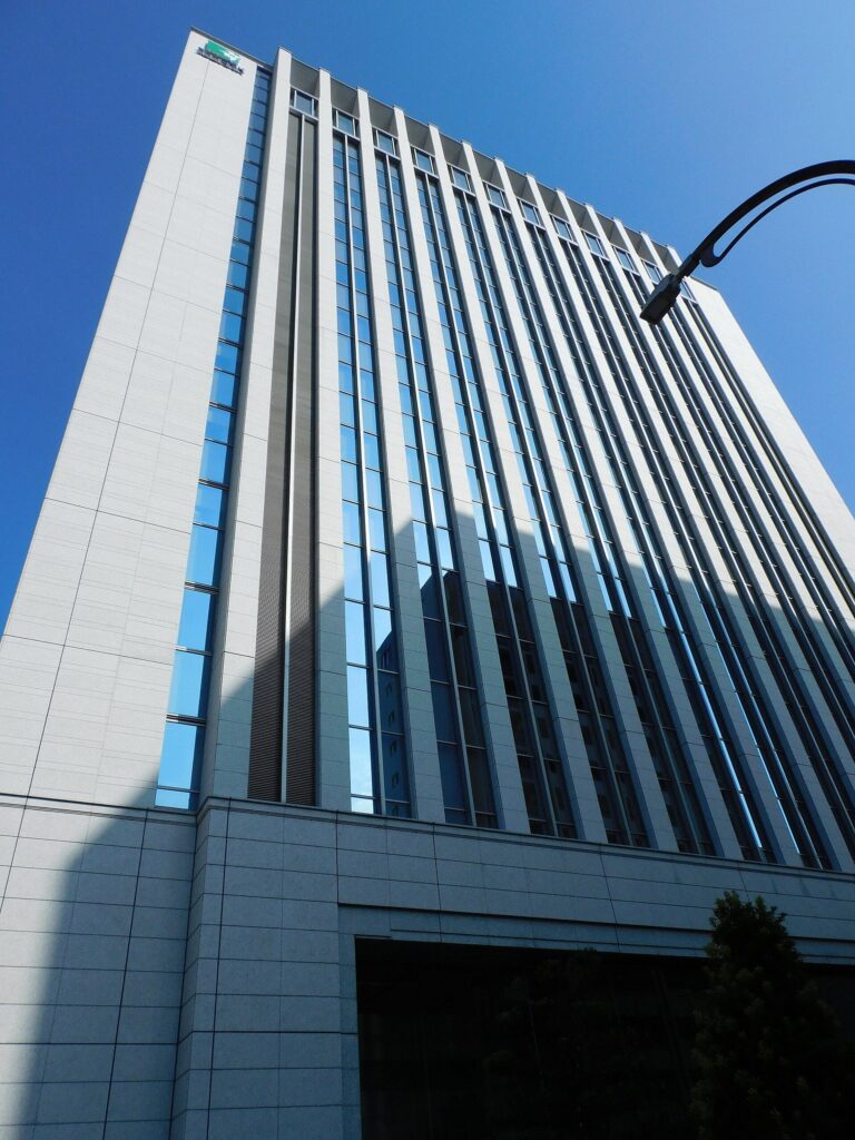 三十三FG、27年3月期経常益245億円へ上方修正—年間配当50円、何が変わった？
