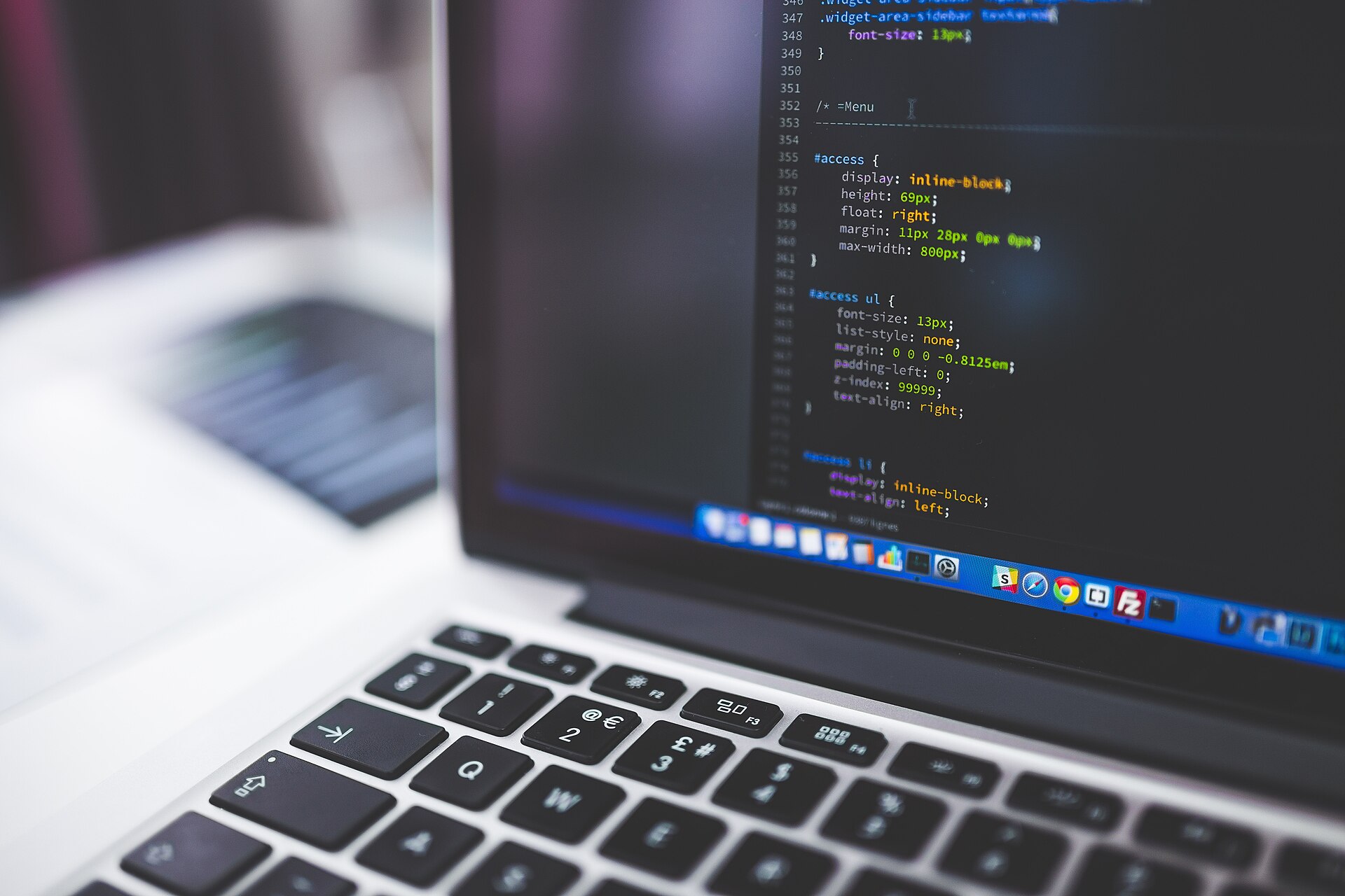 ノートパソコンに表示されたプログラムコード