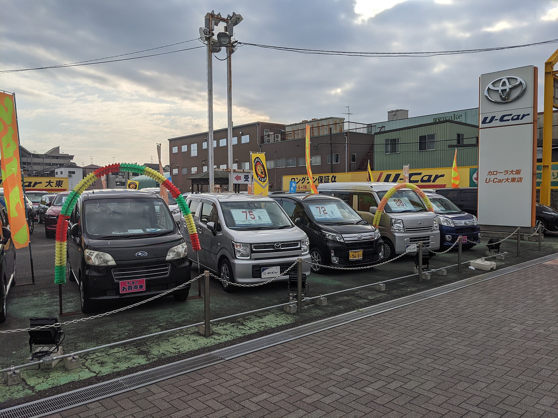 日本の中古車販売店に並ぶ車両（中古車輸出・販売事業の記事イメージ）