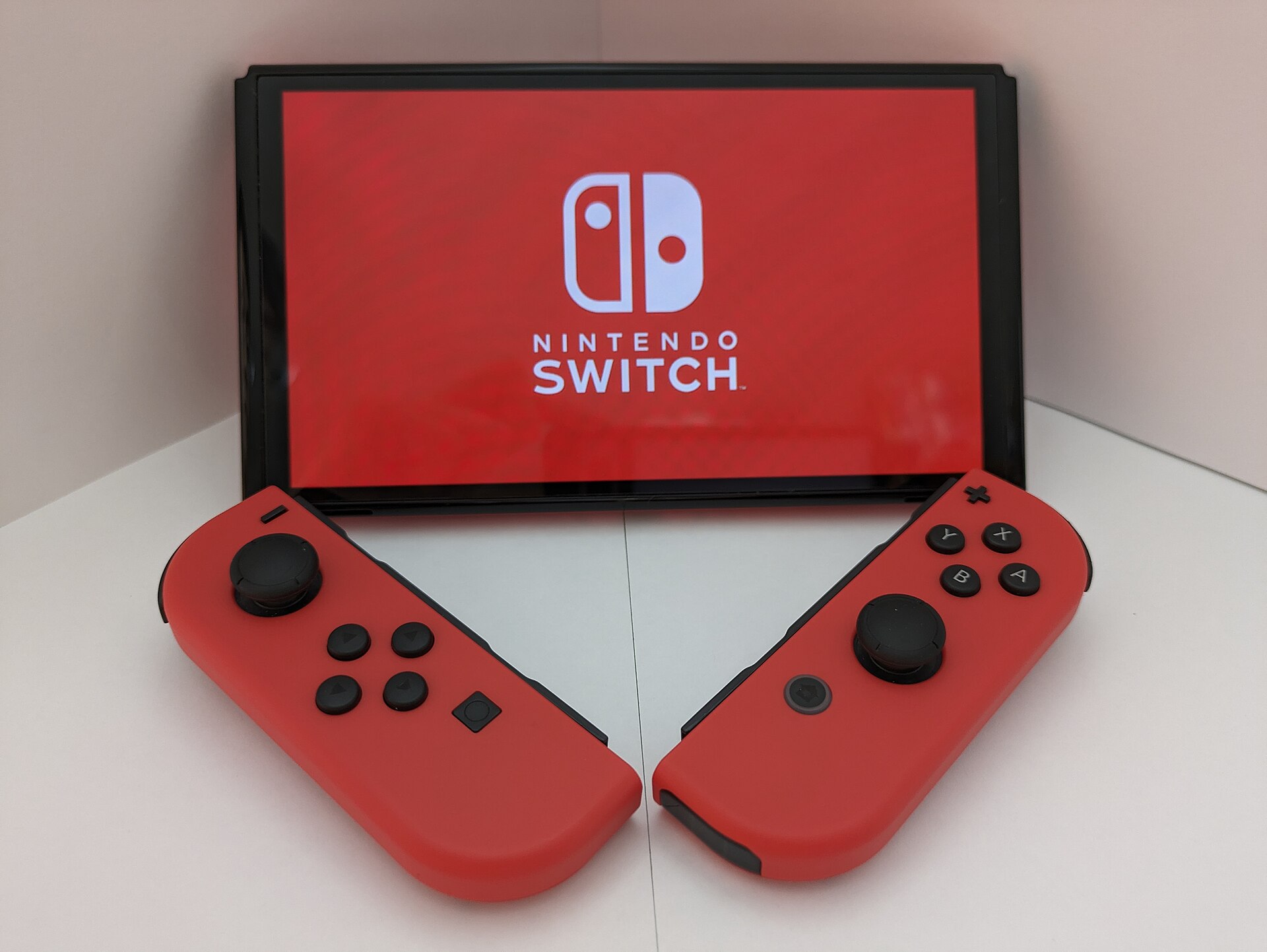 Nintendo Switch本体とコントローラー