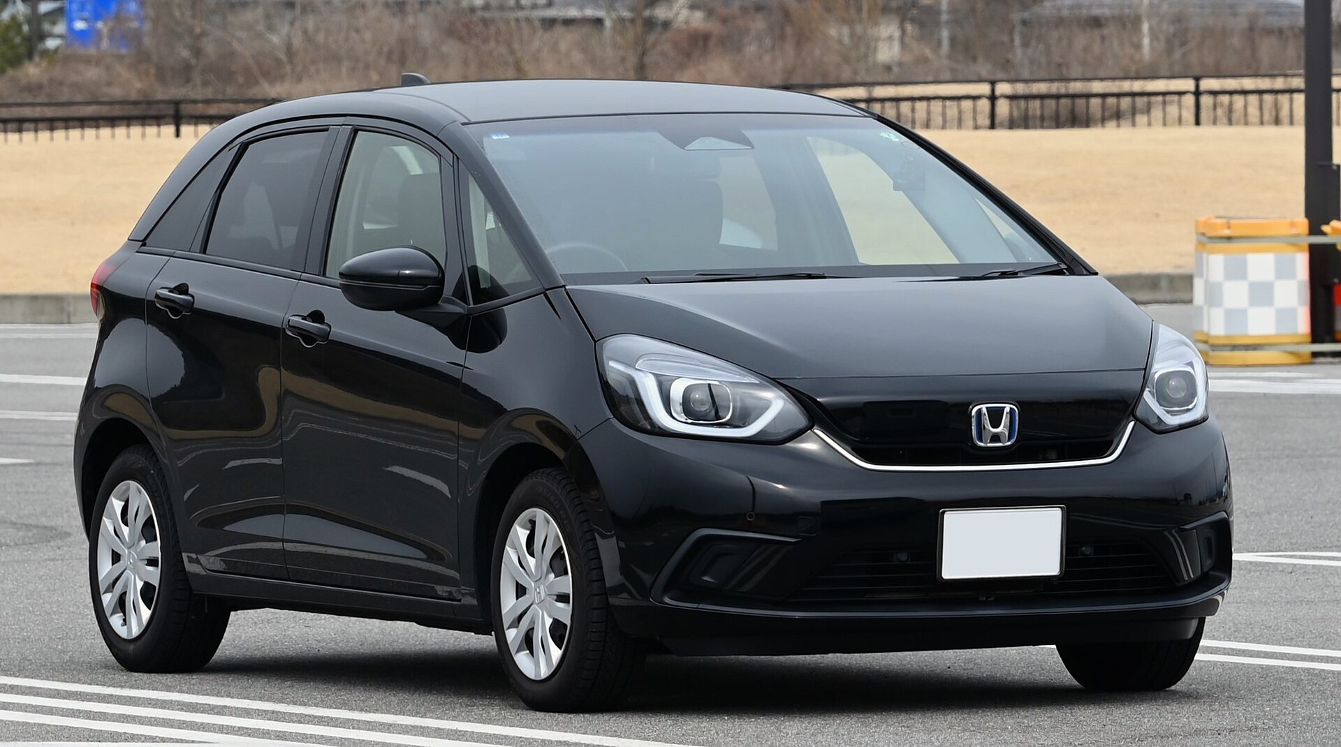 駐車場に停車しているHonda Fit e:HEV Home