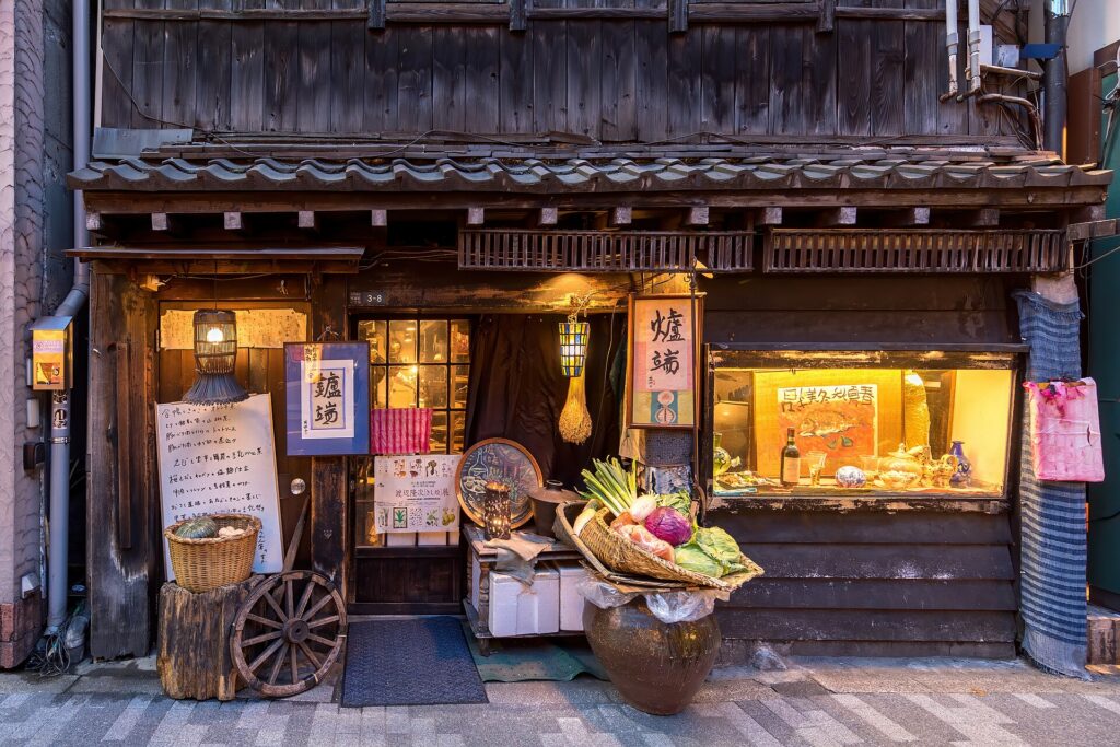 8月外食売上4.9％増、客数2.6％・客単価2.3％増—業態差と数字の読み方